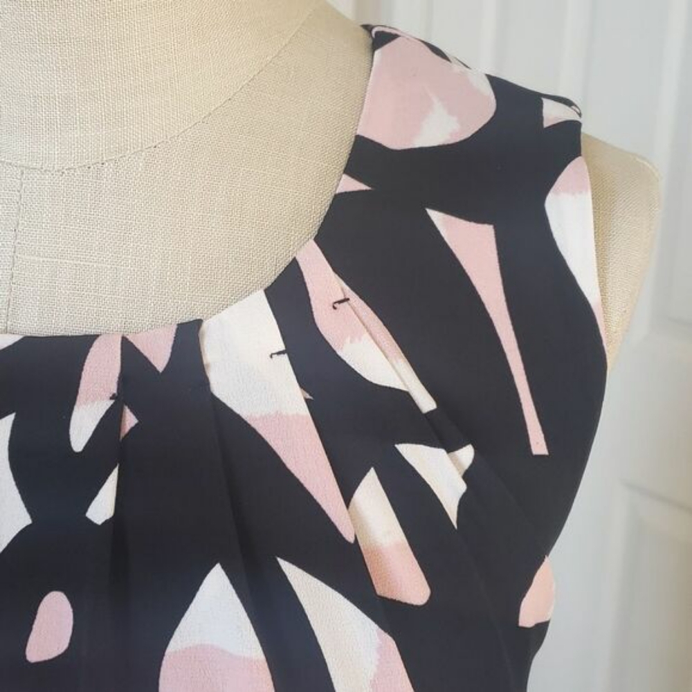 CALVIN KLEIN Pink Black Abstract Silky Sleeveless Blouse Pleated Neck Size P - Picture 6 of 9